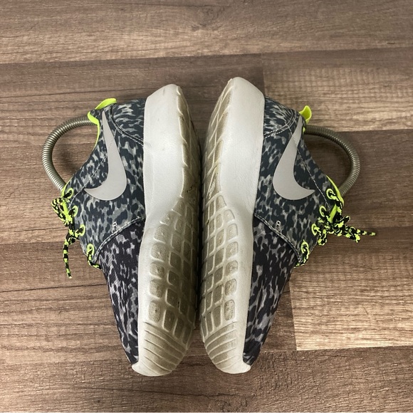 Nike Roshe Run Women’s Black and Gray Sneakers Camouflage Design neón Yellow 5 - Picture 7 of 13
